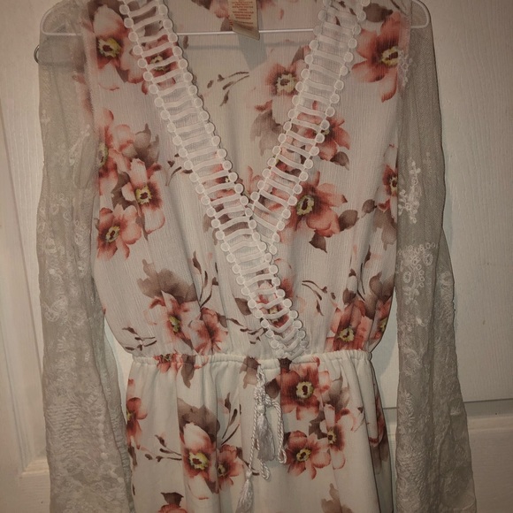 Floral lace romper - Picture 1 of 2